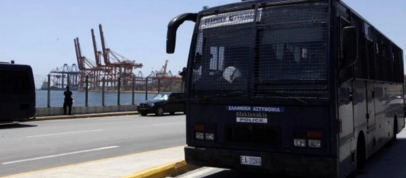 Στον «δρόμο» 15 κρατούμενοι μετά από βλάβη λεωφορείου της ΕΛ.ΑΣ.
